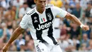 Cristiano Ronaldo menendang bola saat pertandingan persahabatan antara Juventus A dan tim B di Villar Perosa, Italia utara, (12/8). Pertandingan dimenangkan tim utama Juventus dengan skor 5-0. (AP Photo/Antonio Calanni)