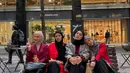 Dalam kesempatan ini, mereka memilih outfit dengan dominasi nuansa merah dan abu-abu yang memancarkan kesan harmonis dan elegan.  [@dianayulestari].