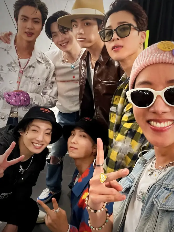 Member BTS Semakin Bersinar Bersama Brand Luxury Fashion Ternama Dunia