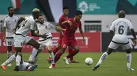 Gelandang Timnas Indonesia, Bayu Pradana, mengontrol bola saat melawan Mauritius pada laga uji coba di Stadion Wibawa Mukti, Jawa Barat, Selasa (11/9/2018). Hingga babak pertama usai kedua negara masih imbang 0-0. (Bola.com/Vitalis Yogi Trisna)