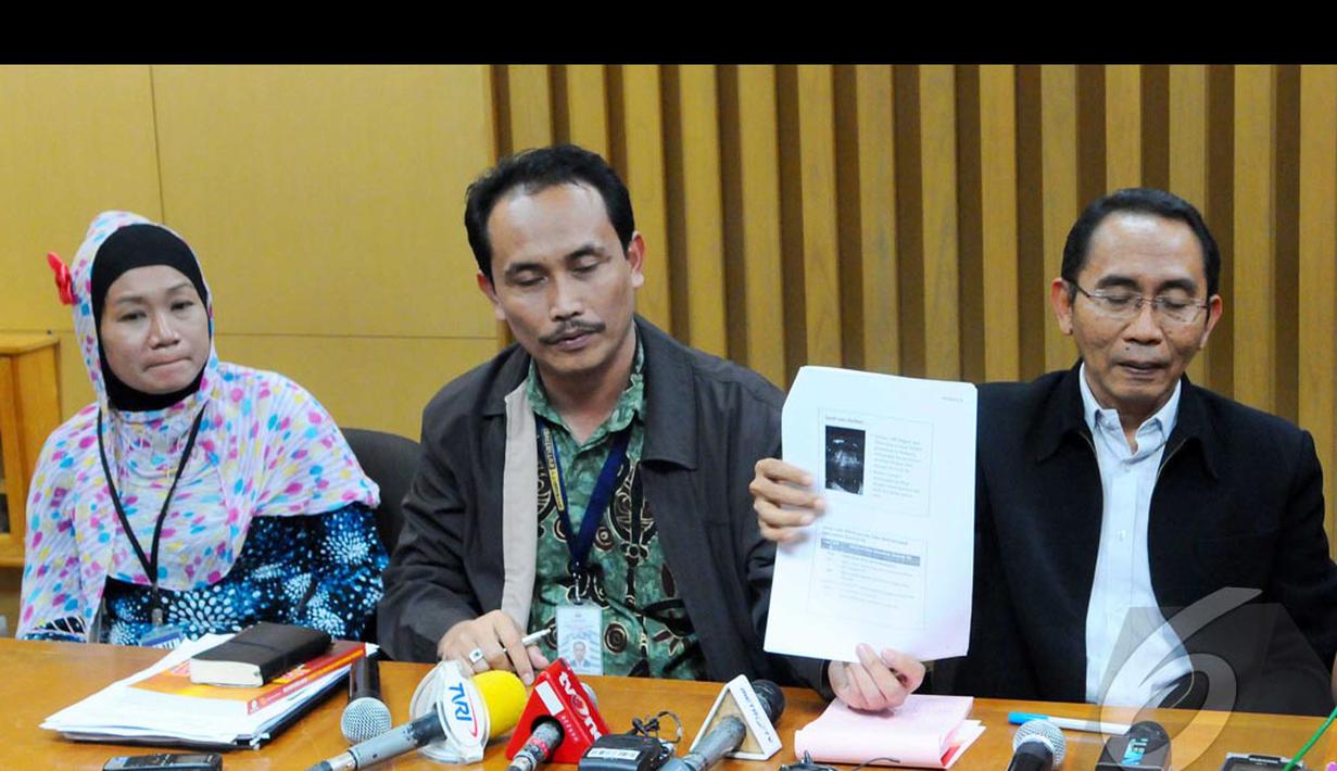 Pandu Praja Wakil Ketua KPK menunjukan bukti berupa foto Tenaga Kerja Wanita yang mengalami kekerasan di Bandara Soekarno-Hatta, Jakarta, Rabu (6/8/2014) (Liputan6.com/Andrian M Tunay)