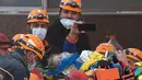 Petugas penyelamat membawa Ayda Gezgin, 3, keluar dari reruntuhan gedung apartemen setelah gempa bumi dahsyat di kota Izmir, Turki, Selasa (3/11/2020). Ayda Gazgin berhasil diselamatkan dari bawah reruntuhan bangunan setelah terkubur selama 4 hari atau sekitar 91 jam. (Yasin AKGUL / AFP)