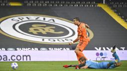 Striker Juventus, Cristiano Ronaldo, mencetak gol ke gawang Spezia pada laga Liga Italia di Stadion Dino Manuzzi, Minggu (1/11/2020). Juventus menang dengan skor 4-1. (Massimo Paolone/LaPresse via AP)