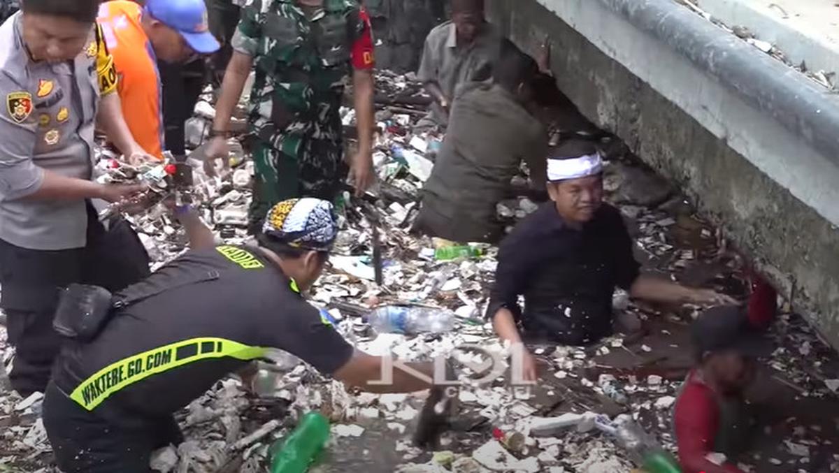 Dedi Mulyadi Nyebur Langsung ke Kali dan Ngamuk Jembatan Minta Dibongkar