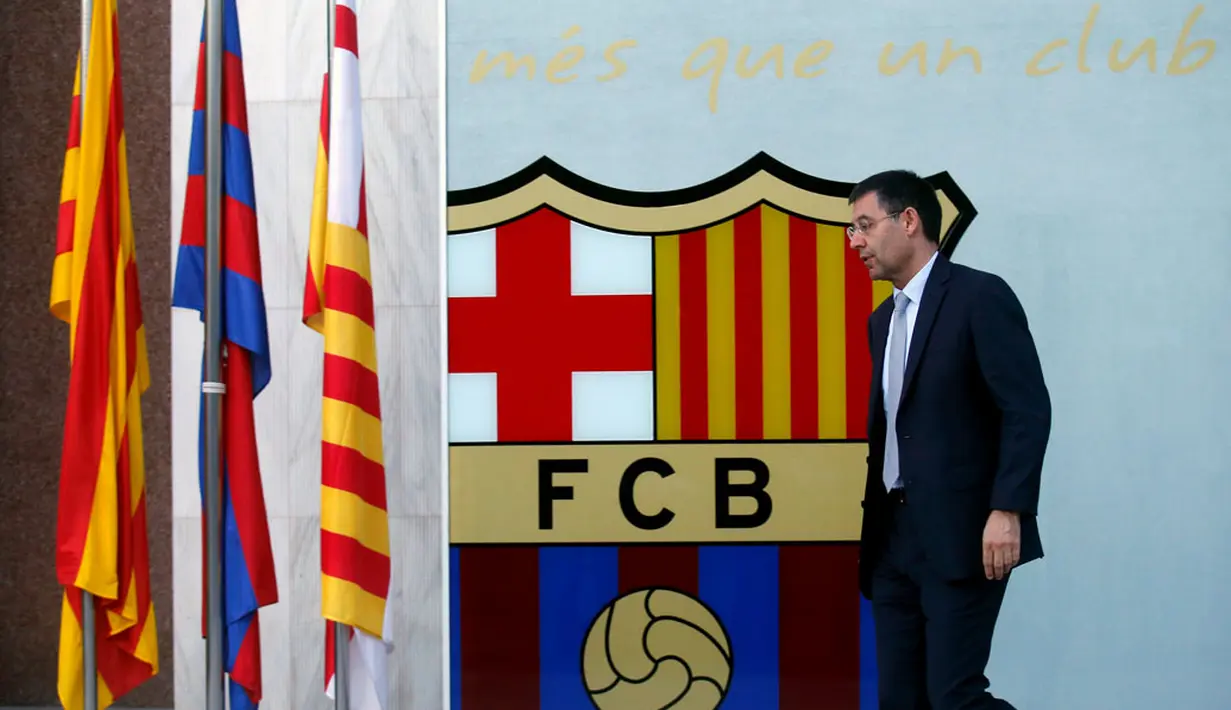 Usai memberikan pernyataan resmi tentang meninggalnya Tito Vilanova, Presiden Barcelona, Josep Maria Bartomeu terlihat tertunduk saat meninggalkan stadion Camp Nou, Barcelona (25/4/2014). (REUTERS/Albert Gea)