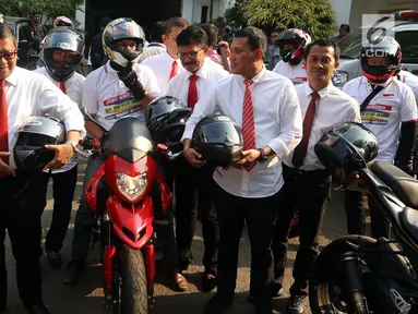 Rombongan Sembilan Sekjen koalisi Parpol yang menggunakan motor gede (Moge) saat tiba di Gedung KPU, Jakarta, Senin (20/8).(liputan6.com/Johan Tallo)