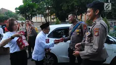 Relawan GOJO (Golkar Jokowi) memberikan makanan berbuka kepada para aparat yang melakukan penjagaan gedung KPU, Menteng, Jakarta Pusat, Kamis (23/5/). Makanan berbuka puasa ini diberikan sebagai bantuan kepada para aparat yang telah menjaga keamanan gedung KPU. (Liputan6.com/Angga Yuniar)