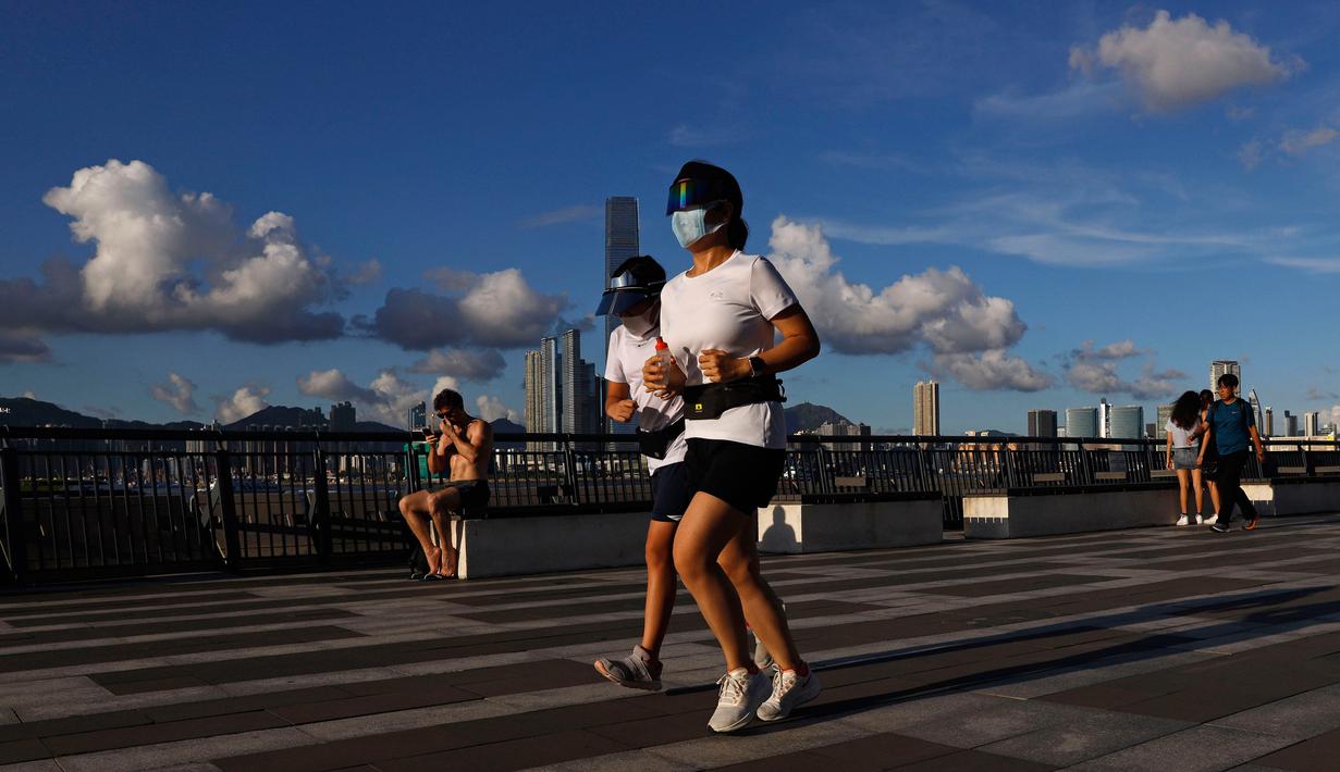 Orang-orang yang memakai masker berolahraga di sebuah taman di Hong Kong, Rabu (22/7/2020). Hong Kong menghadapi "tahap kritis" dalam perjuangannya melawan COVID-19, dan pemerintah sedang memperpanjang langkah-langkah baru untuk menjaga jarak sosial. (AP Photo/Kin Cheung)