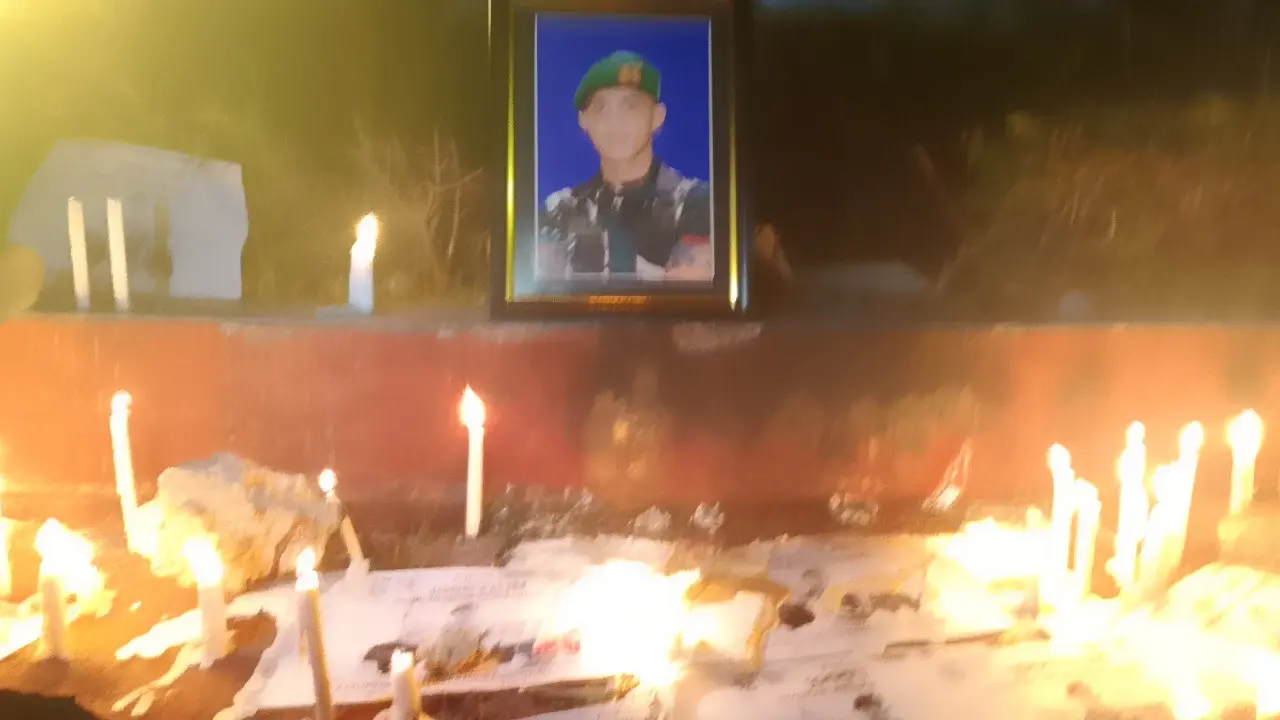 Aksi 1000 lilin untuk Prada Lucky yang digelar oleh mahasiswa PMKRI