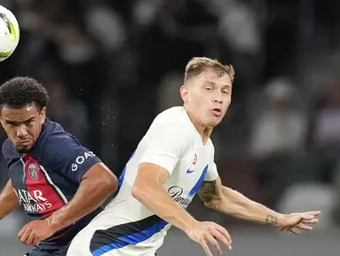 Pemain Paris Saint-Germain, Warren Zaire-Emery (kiri) berebut bola dengan pemain Inter Milan, Nicolo Barella saat laga uji coba pramusim di Japan National Stadium, Tokyo, Jepang, Selasa (01/08/2023). (AP Photo/Hiro Komae)