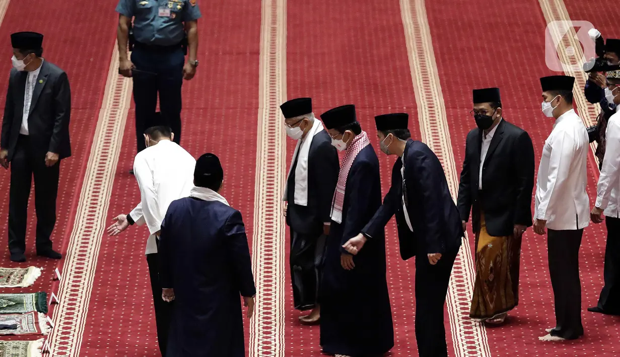<p>Wakil Presiden RI, Ma’ruf Amin (tengah) saat tiba di Masjid Istiqlal, Jakarta, Senin (2/5/2022). Bersama ribuan umat muslim, Wapres Ma’ruf Amin melaksanakan sholat Idul Fitri 1443 H dengan penuh khidmat. (Liputan6.com/Helmi Fithriansyah)</p>