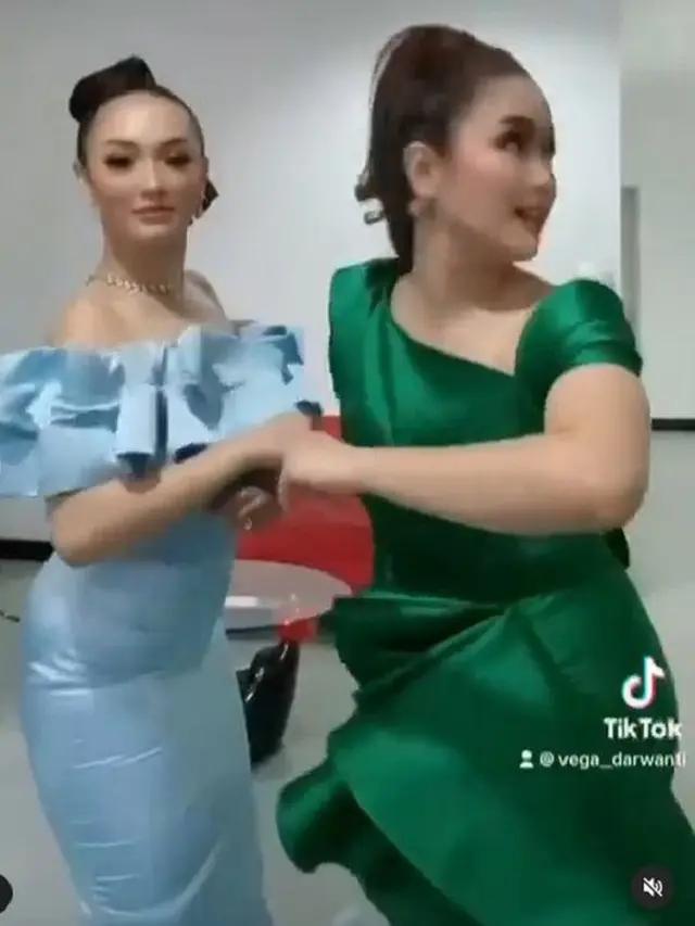 [Fimela] Zaskia Gotik