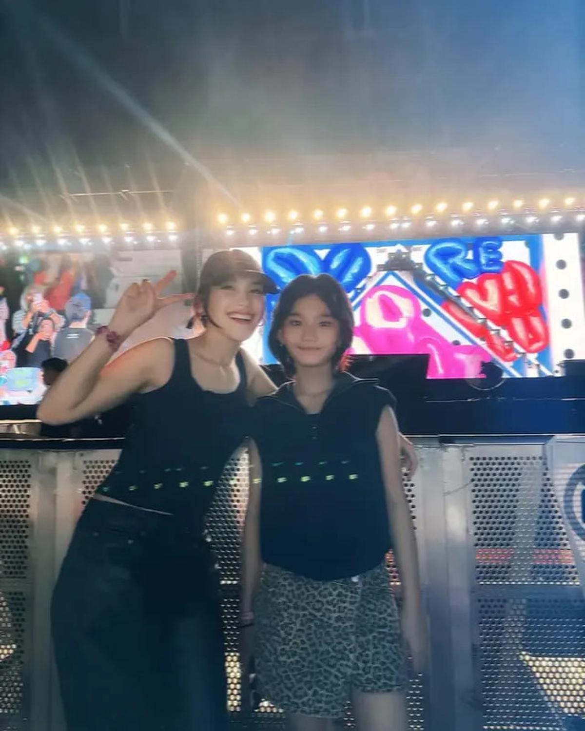 6 Potret Ayu Ting Ting dan Bilqis Nonton Konser SEVENTEEN, Senang Dapat Kursi Depan