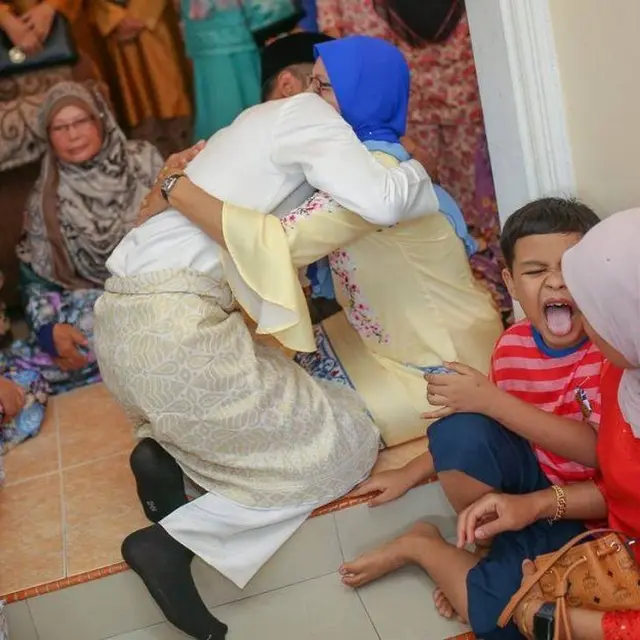 5 Momen Sungkem Nyeleneh Ini Bukannya Haru Malah Bikin Ketawa
