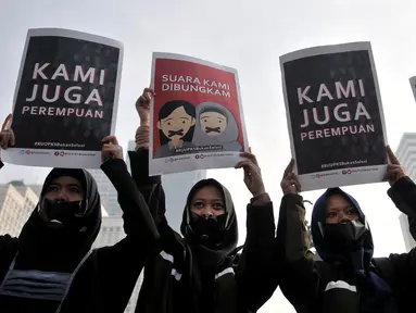 Aktivis yang tergabung dalam Aliansi Cerahkan Negeri saat menggelar aksi di area car free day, Bundaran HI, Jakarta, Minggu (28/4/2019). Aksi tersebut menolak disahkannya Rancangan Undang-undang Penghapusan Kekerasan Seksual (RUU PKS) yang tengah dibahas oleh DPR RI. (merdeka.com/Iqbal S. Nugroho)