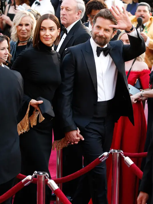 Aktor Bradley Cooper dan model asal Rusia, Irina Shayk  menghadiri perhelatan Oscar 2019 di Dolby Theatre, Los Angeles, Minggu (24/2). Di tengah isu kedekatannya dengan Lady Gaga, Cooper justru tampil mesra dengan Irina Shayk. (Jordan Strauss/Invision/AP)