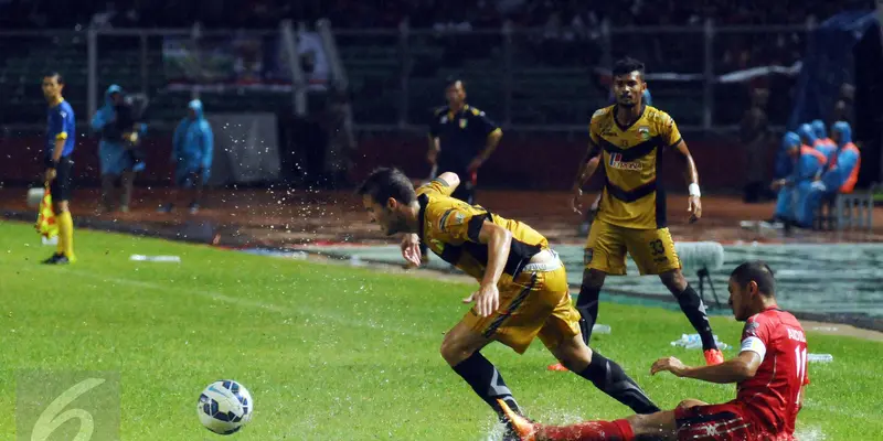 20160125-Lapangan Becek dan Licin Warnai Laga Semen Padang vs Mitra Kukar-Jakarta