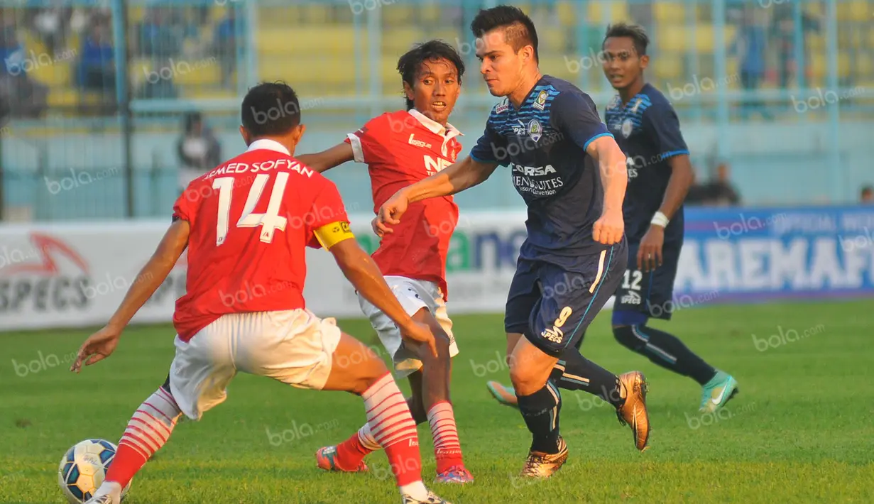 Striker seleksi Arema asal Australia, Gustavo Giron, mencoba melewati hadangan pemain Persija dalam laga uji coba di Stadion Kanjuruhan, Malang, Sabtu, (16/4/2016). (Bola.com/Iwan Setiawan)