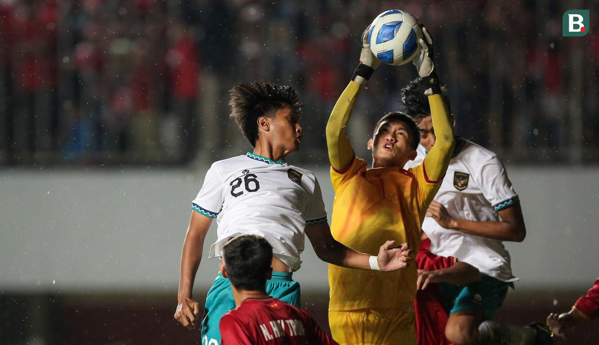 Waliy Marifat yang masuk pada babak kedua untuk membantu kaka juga tampak melakukan duel udara dengan Pham Dinh Hai. (Bola.com/Bagaskara Lazuardi)