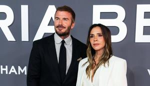 David Beckham dan Victoria Beckham dengan mode busana yang serasi. (dok. Scott A Garfitt/Invision/AP)