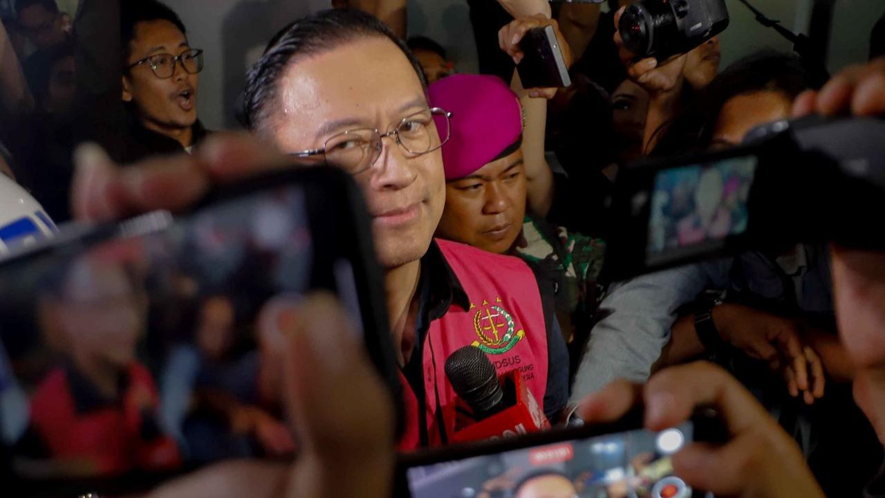 FOTO: Ekspresi Tom Lembong Jadi Tersangka Kasus Korupsi, Pakai Rompi Tahanan hingga Tangan Diborgol