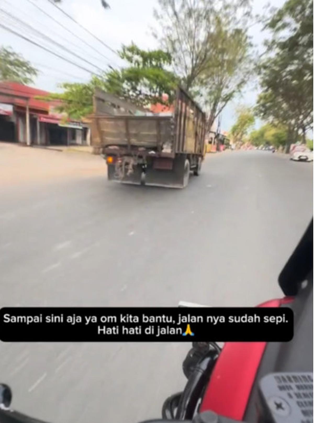 Temui Ambulans Dijalan, Aksi Pria Bantu Buka Jalan Ini Banjir Pujian