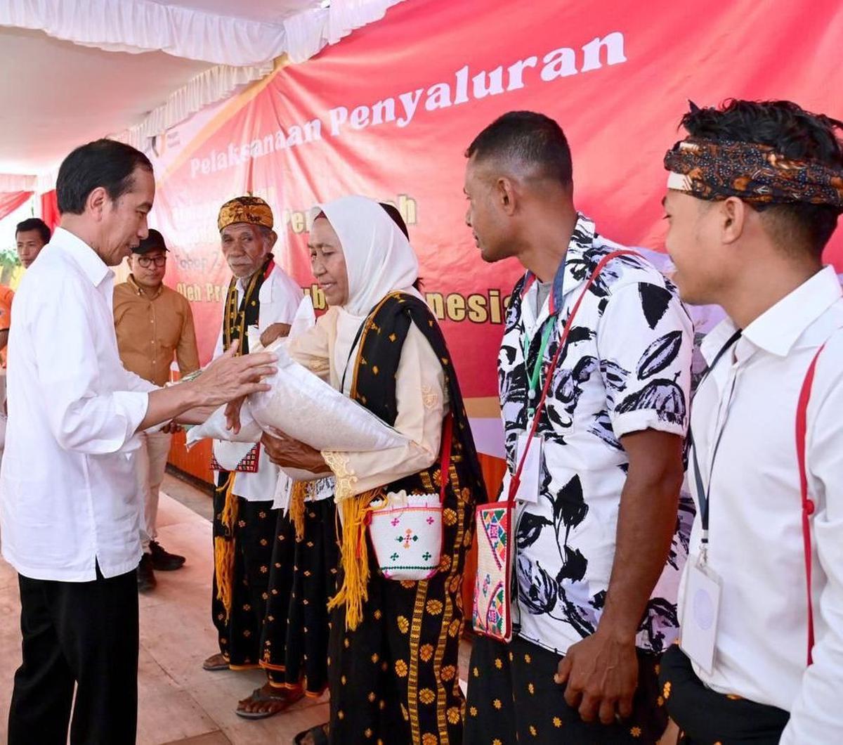 "Ini yang ada di sini sudah terima BLT El Nino belum Rp400 ribu? belum? tunggu saja, bulan ini akan diterima," ungkapnya.