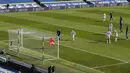 Penjaga gawang Leeds United Illan Meslier melihat bola mengenai mistar saat melawan Chelsea pada pertandingan Liga Inggris di Stadion Elland Road, Leeds, Inggris, Sabtu (13/3/2021). Pertandingan berakhir 0-0. (Lee Smith/Pool via AP)