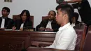 Tersangka, Christopher Daniel saat menjalani sidang dengan agenda putusan sela di PN Jakarta Selatan, Senin (25/5/2015). Christopher didampingi kuasa hukumnya bungkam saat ditanya wartawan mengenai kasusnya. (Liputan6.com/Yoppy Renato)