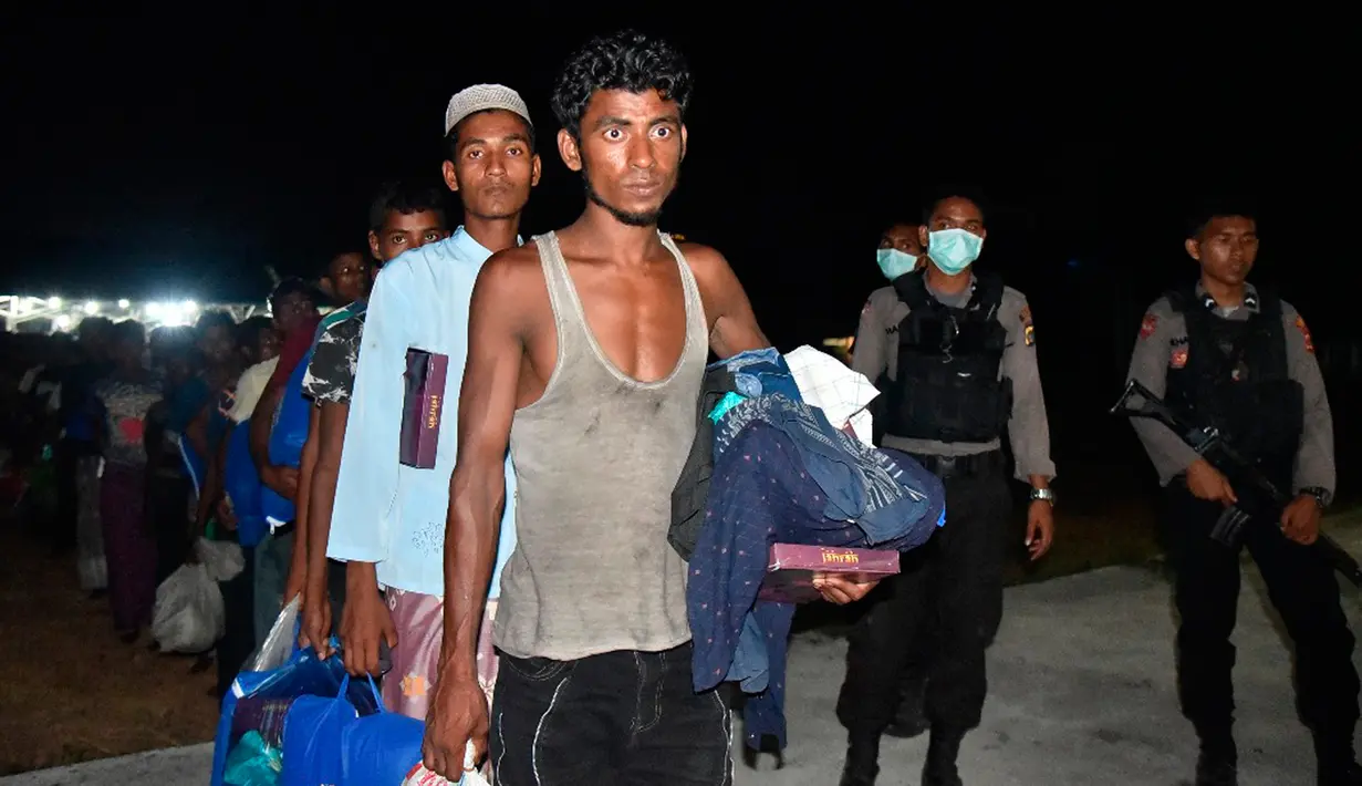 Pengungsi Rohingya sesaat setelah diselamatkan di Bireuen, Aceh, Jumat (20/4). Lima dai 76 pengungsi Rohingya yang diselamatkan dalam kondisi sakit. (AP Photo / Zik Maulana)