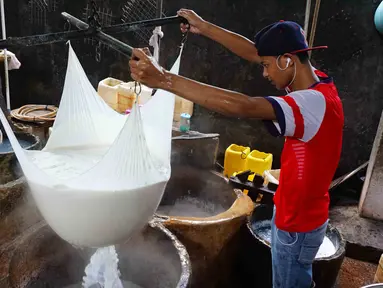 Pekerja tengah membuat tahu di industri rumahan di Jakarta, Senin (22/1). Kementerian Koperasi dan Usaha Kecil dan Menengah akan menurunkan besaran suku bunga KUR dari 9 persen menjadi 7 persen efektif per tahun. (Liputan6.com/Angga Yuniar)