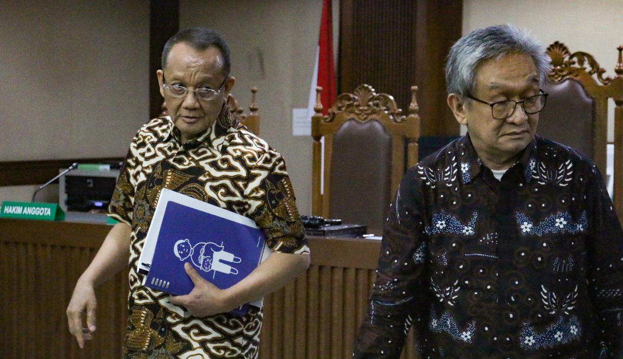Nurhadi didakwa melakukan tindak pidana pencucian uang atau TPPU sebesar Rp 307,26 miliar dan US$ 50 ribu sehubungan pengurusan perkara di lingkungan pengadilan pada 2012-2018. Tampak dalam foto, mantan sekretaris Mahkamah Agung (MA), Nurhadi (kiri), berjalan usai mengikuti sidang di Pengadilan Tindak Pidana Korupsi (Tipikor), Jakarta, Selasa (18/11/2025). (merdeka.com/Arie Basuki)