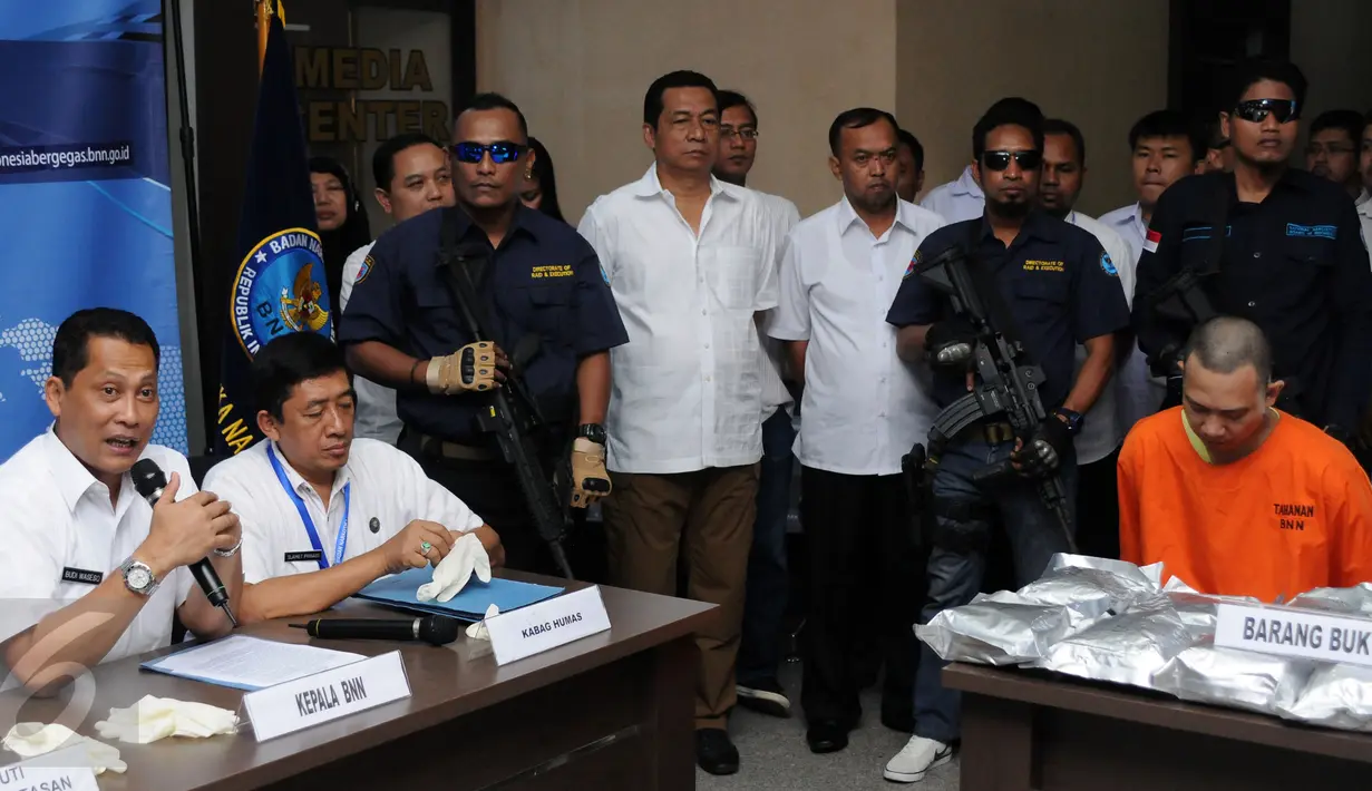 Kepala BNN, Komjen Pol Budi Waseso (kiri) memberi keterangan rilis penangkapan empat tersangka pengedar narkotika di Jakarta, Rabu (4/5/2016). BNN menyita 12,3 kg sabu, 3,8 gram ganja dan 2 butir ekstasi dari tersangka. (Liputan6.com/Helmi Fithriansyah)