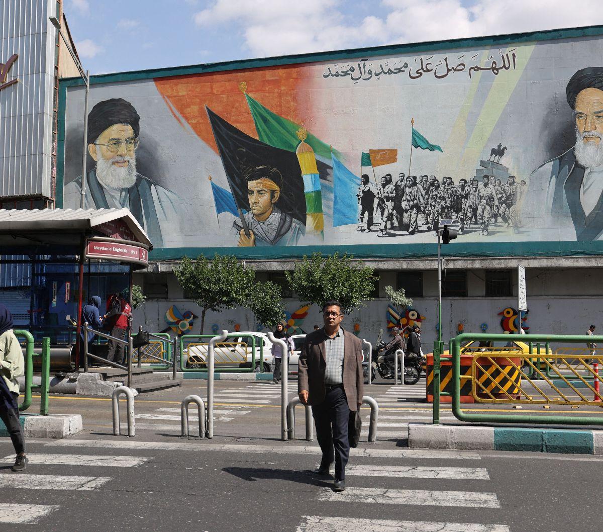 Di tengah momen duka tersebut, sebuah mural yang menampilkan mendiang pemimpin Revolusi Islam Ayatollah Ruhollah Khomeini dan Pemimpin Tertinggi Iran Ayatollah Ali Khamenei terlihat di sebuah gedung di sebuah jalan di Teheran, Iran 20 Mei 2024. Foto: Maji