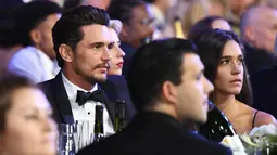 James Franco dan kekasihnya, Isabel Pakzad menghadiri Screen Actors Guild Awards di Los Angeles, Minggu (21/1). Pekan lalu Franco melewatkan Critic’s Choice Awards, padahal dirinya memenangi penghargaan sebagai Aktor Komedi Terbaik. (Christopher Polk/AFP)