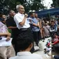 Tim dokter menyampaikan keterangan kepada orangtua yang anaknya menjadi korban vaksin palsu di halaman parkir RS Harapan Bunda, Jakarta, Jumat (15/7). Pihak RS menyatakan peredaran vaksin palsu dimulai dari Maret-Juni 2016 (Liputan6.com/Immanuel Antonius)