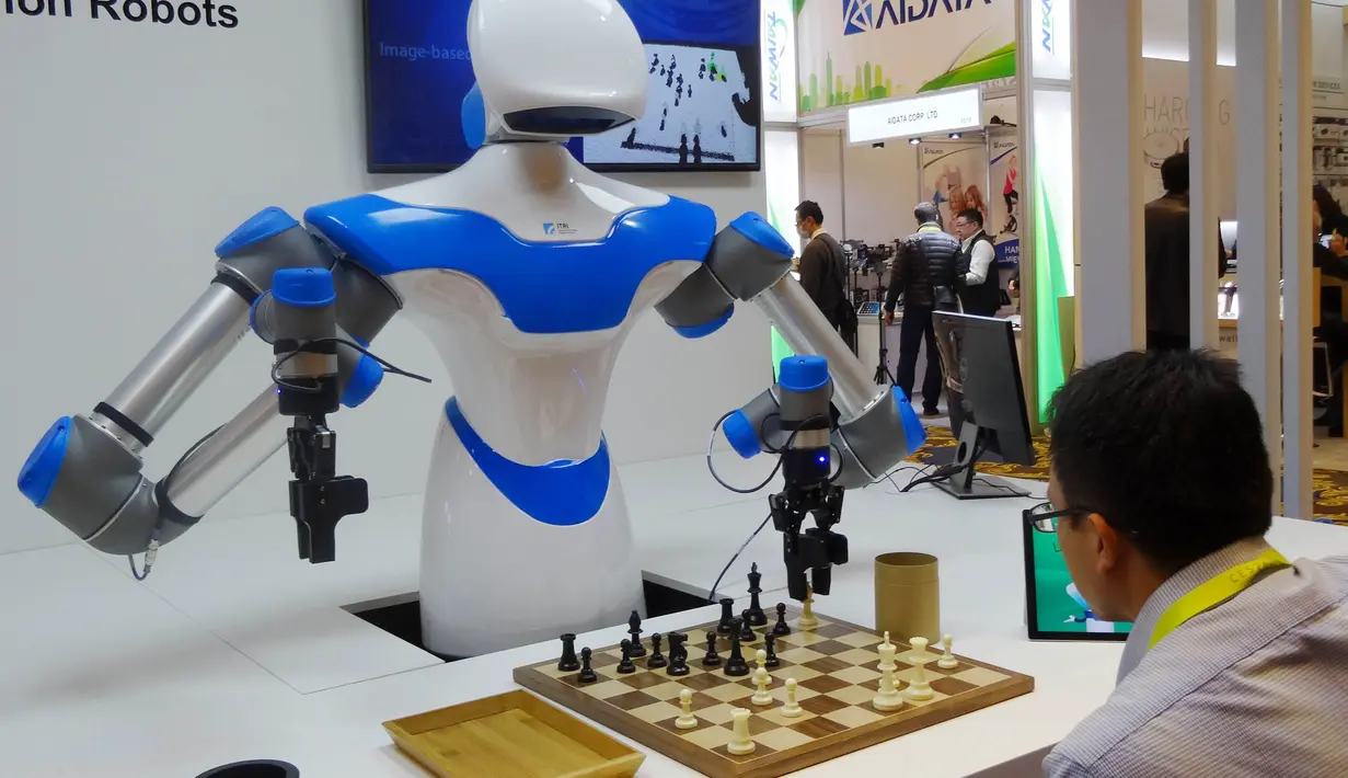Sebuah robot bermain catur melawan pengunjung saat pameran Consumer Electronic Show (CES) 2017 di Las Vegas, AS (8/1). Robot ini dikembangkan oleh Taiwan Industrial Technology Research Institute yang dilengkapi "intelligent vision system". (AFP/Rob Lever)
