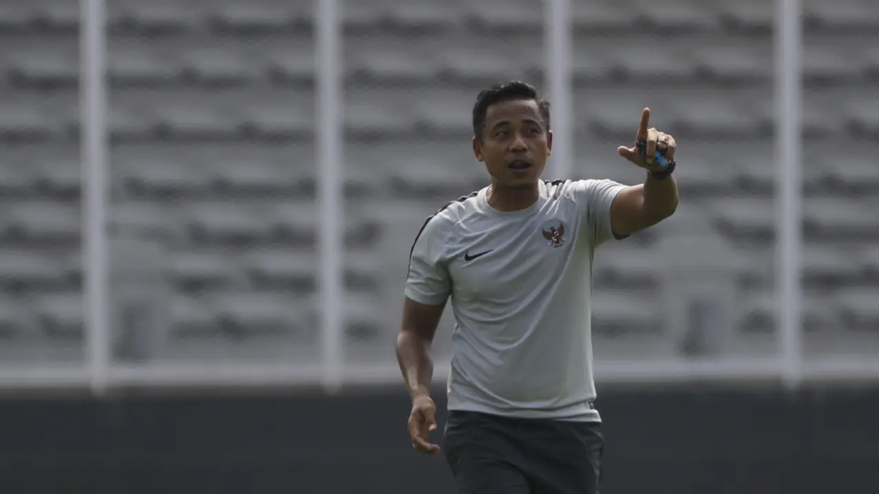 Asisten pelatih Timnas Indonesia U-22, Yunan Helmi. (Bola.com/Vitalis Yogi Trisna)
