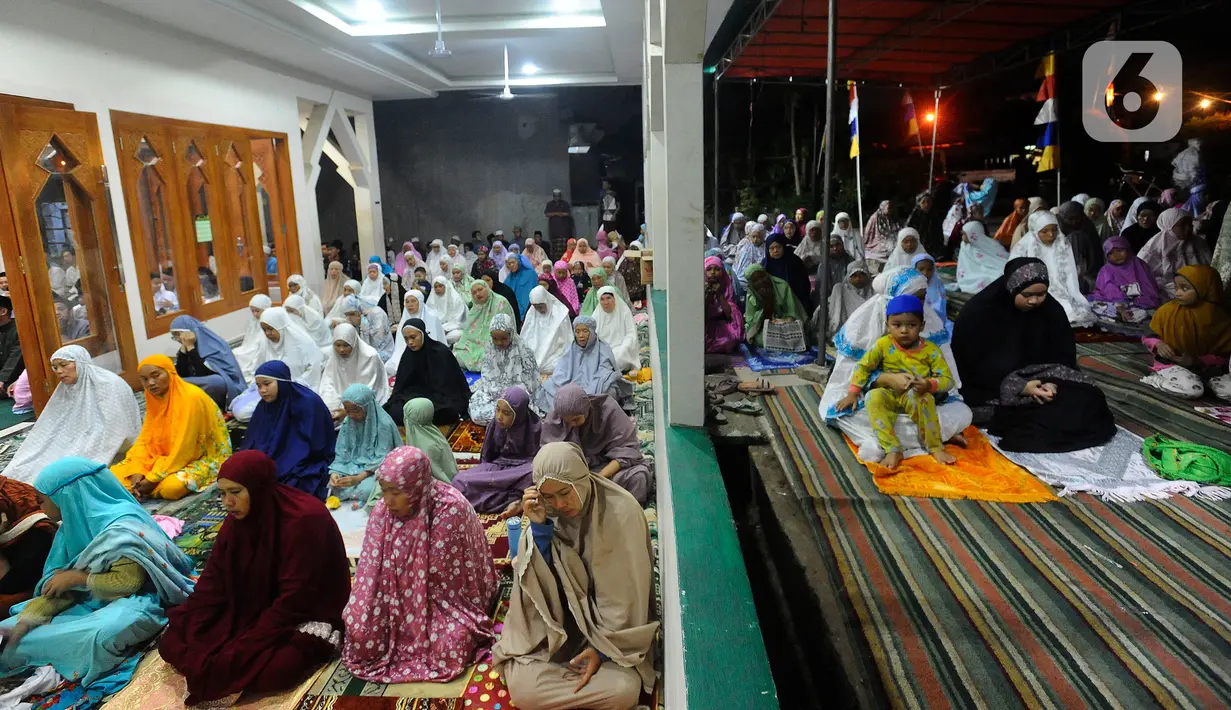 Umat islam melaksanakan Sholat Sunnah Tarawih pada malam pertama bulan Ramadhan 1444 Hijriah di Musala Nurul Fajri, Limo, Depok, Jawa Barat, Rabu (22/3/2023). (merdeka.com/Arie Basuki)