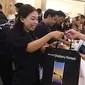 Pengunjung membeli ponsel Android, Samsung Galaxy Note 8 pada penjualan perdana di kawasan Kuningan, Jakarta, Jumat (29/9). Sekadar informasi, Galaxy Note 8 di Indonesia dibanderol dengan harga Rp 12.999.000. (Liputan6.com/Angga Yuniar)