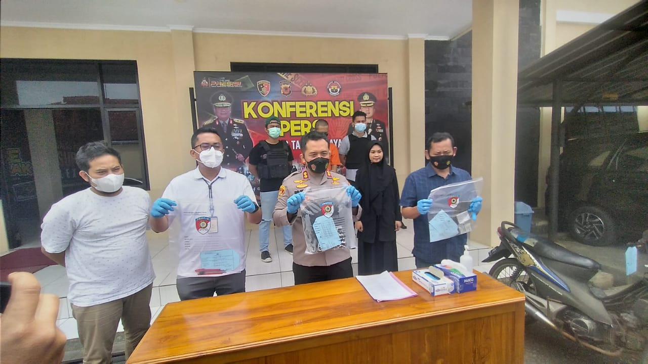 Kapolres Tasikmalaya AKBP Rimsyahtono menujukan barang bukti yang digunakan tersangka PD, residivisi spesialis kendaraan bermotor di Tasikmalaya.