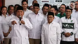 Ketum Partai Gerindra Prabowo Subianto dan Ketum PKB Muhaimin Iskandar atau Cak Imin memberikan keterangan saat peresmian Sekretariat Bersama (Sekber) di Jalan Jl. Ki Mangunsarkoro No. 1, Menteng, Jakarta Pusat, Senin (23/1/2023).  Sebelumnya, Gerindra dan PKB sudah mendeklarasikan koalisi di Sentul, Bogor, Jawa Barat, sejak 13 Agustus 2022.  (Liputan6.com/Johan Tallo)