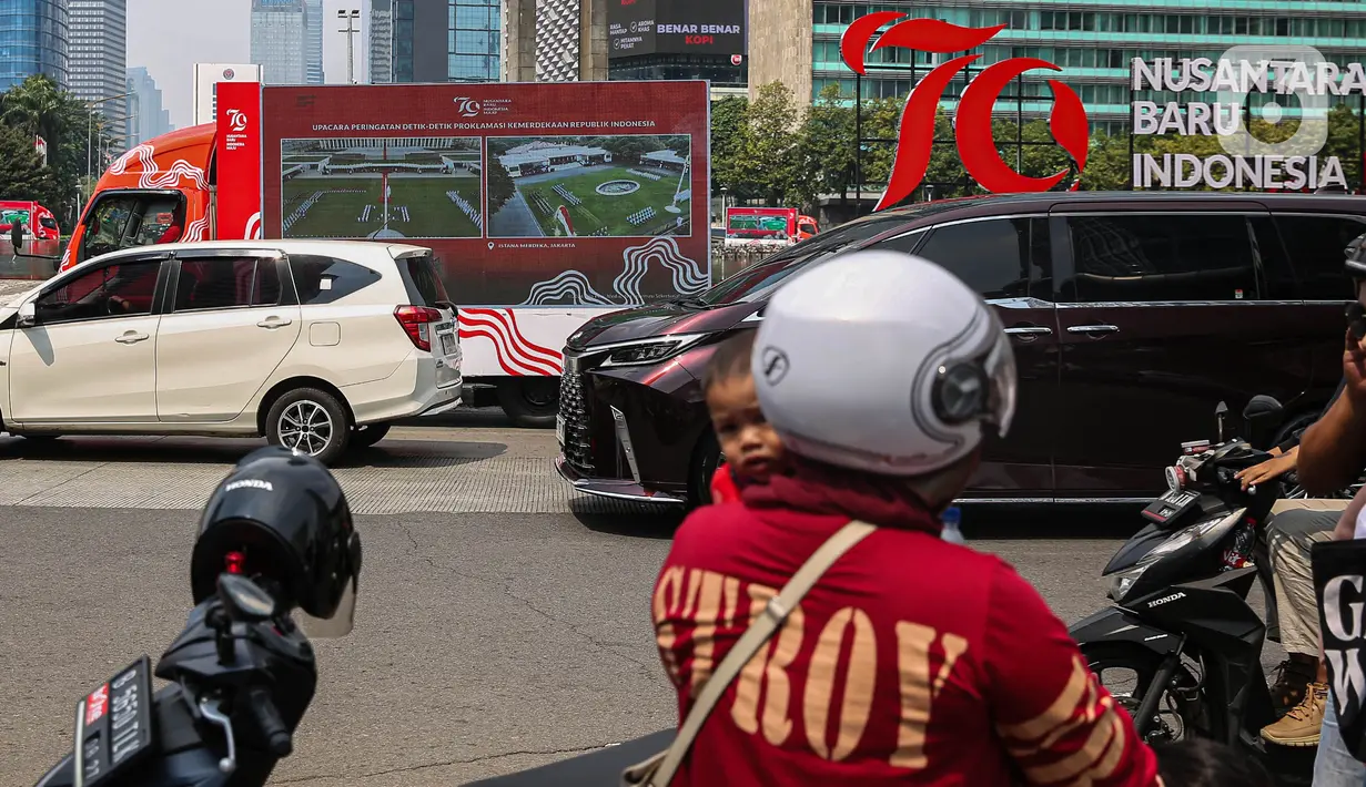 Melalui siaran langsung yang ditampilkan lewat Mobile LED, Pemprov DKI Jakarta mengajak warga untuk menyaksikan langsung peringatan Hari Ulang Tahun (HUT) ke-79 RI dari Ibu Kota Negara (IKN) Nusantara di kawasan Bundaran HI. (Liputan6.com/Angga Yuniar)