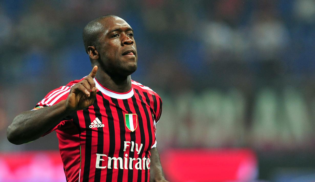 Clarence Seedorf - Seedorf menjadi salah satu pemain andalan di lini tengah AC Milan saat meraih trofi liga Champions 2007. Kehebatan Seedorf mampu berperan sebagai pemain box to box yang bisa bertahan dan juga membantu serangan. (AFP/Giuseppe Cacace)