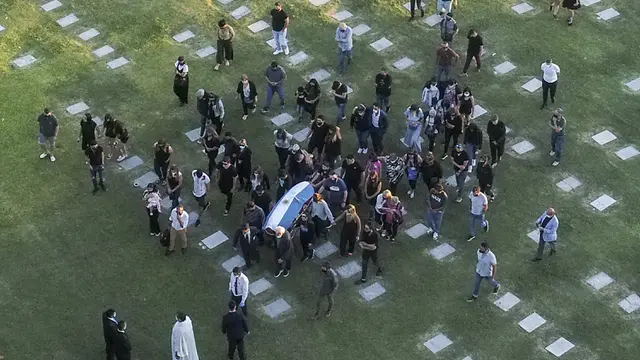 Suasana Haru Iringi Pemakaman Diego Maradona