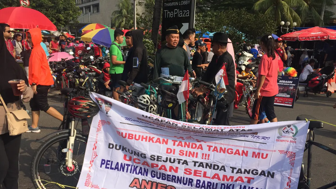 Relawan Gempita mengumpulkan sejuta tanda tangan di kegiatan Car Free Day. (Muhammad Radityo Priyasmoro/Liputan6.com)
