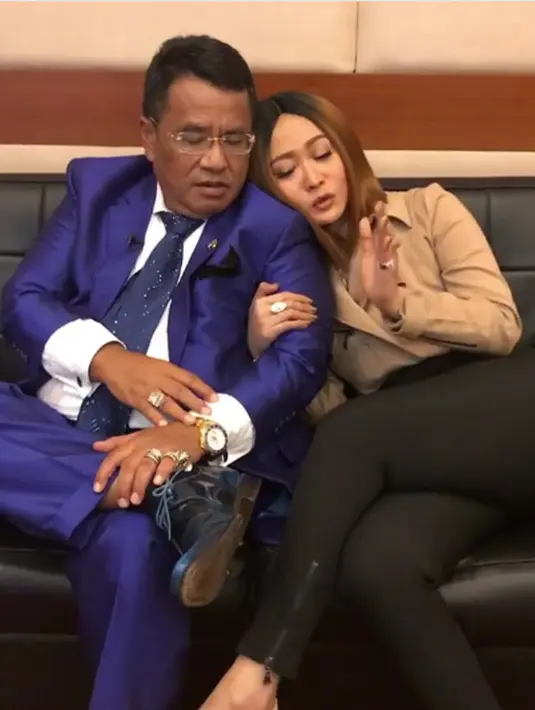 Unggahan video tersebut membuat warganet bertanya-tanya. Apakah kemesraannya dengan pengacara tersebut tidak membuat sang suami cemburu. (Instagram/inul.d)