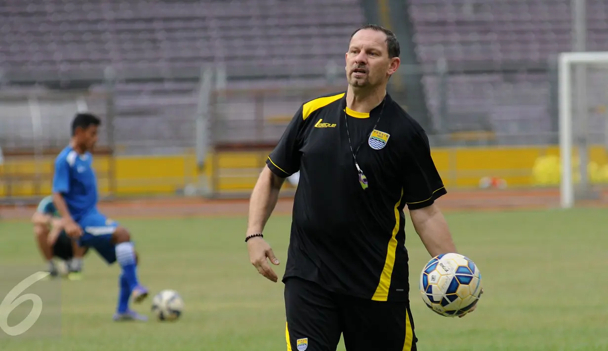 Pelatih Persib, Dejan Antonic (kanan) saat memimpin latihan jelang final Turnamen Piala Bhayangkara 2016 di Stadion GBK Jakarta, Sabtu (2/4/2016). Laga final Piala Bhayangkara mempertemukan Persib dan Arema Cronus. (Liputan6.com/Helmi Fithriansyah)
