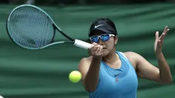 Petenis Indonesia, Jessy Rompies, mengembalikan bola pada laga perempat final nomor ganda putri BNI Tennis Open 2019 di lapangan tenis The Sultan Hotel, Jakarta, Rabu (20/11). Ajang ini diharapkan menjadi wadah persiapan atlet menjelang SEA Games 2019. (Bola.com/Yoppy Renato)