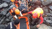 Tim SAR gabungan saat mengevakuasi jasad Aldi yang ditemukan mengapung di perairan dekat Pulau Babi, Balikpapan. (Basarnas Kaltim)